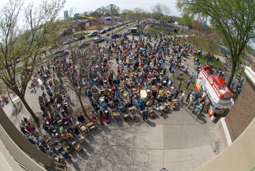 Photo from above of a hundred people with shopping carts, taken from above with a fisheye lens