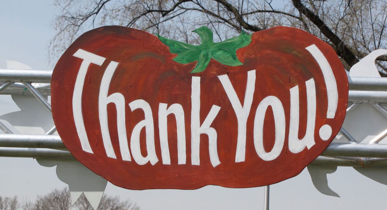 Painted sign that looks like a tomato, reads Thank you!